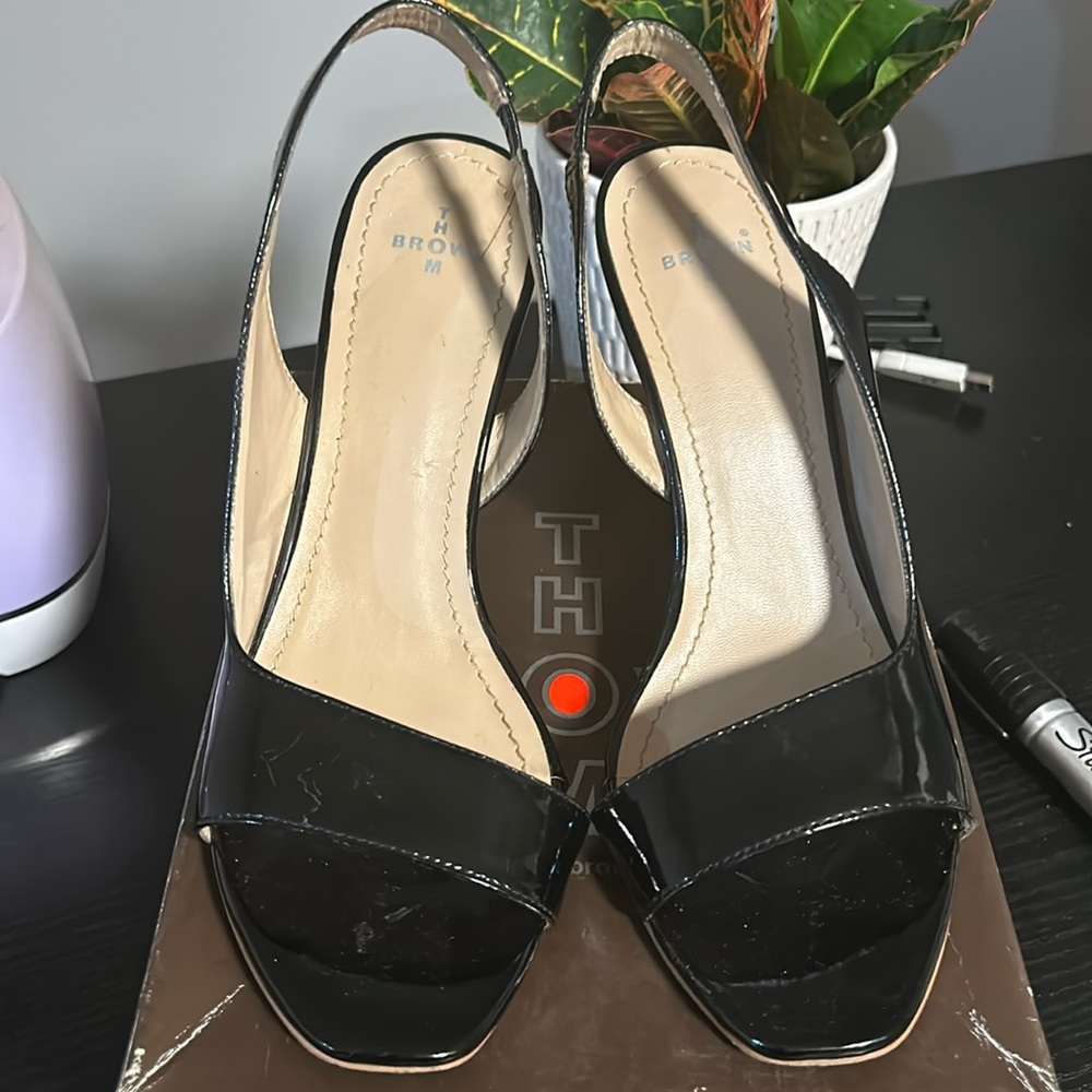 Tom Brown, women’s black patent leather shoe with Wood heal